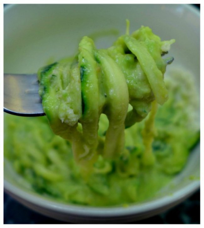 Zucchini noodles with pesto Easy Keto Living